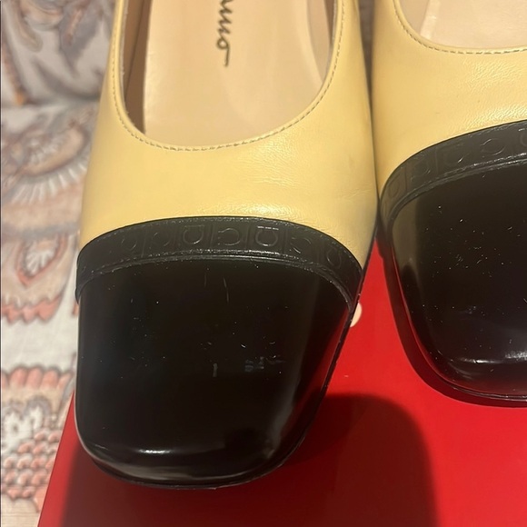 Vintage Salvatore Ferragamo cream  and Black classic pumps - Picture 4 of 9